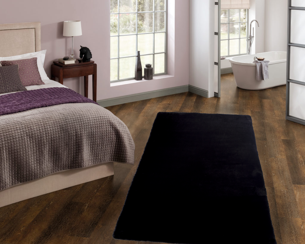 czarny dywan w sypialni