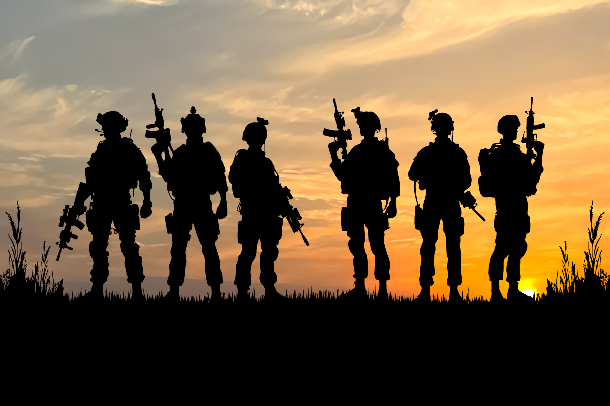 mężczyźni na tle zachodzącego słońca