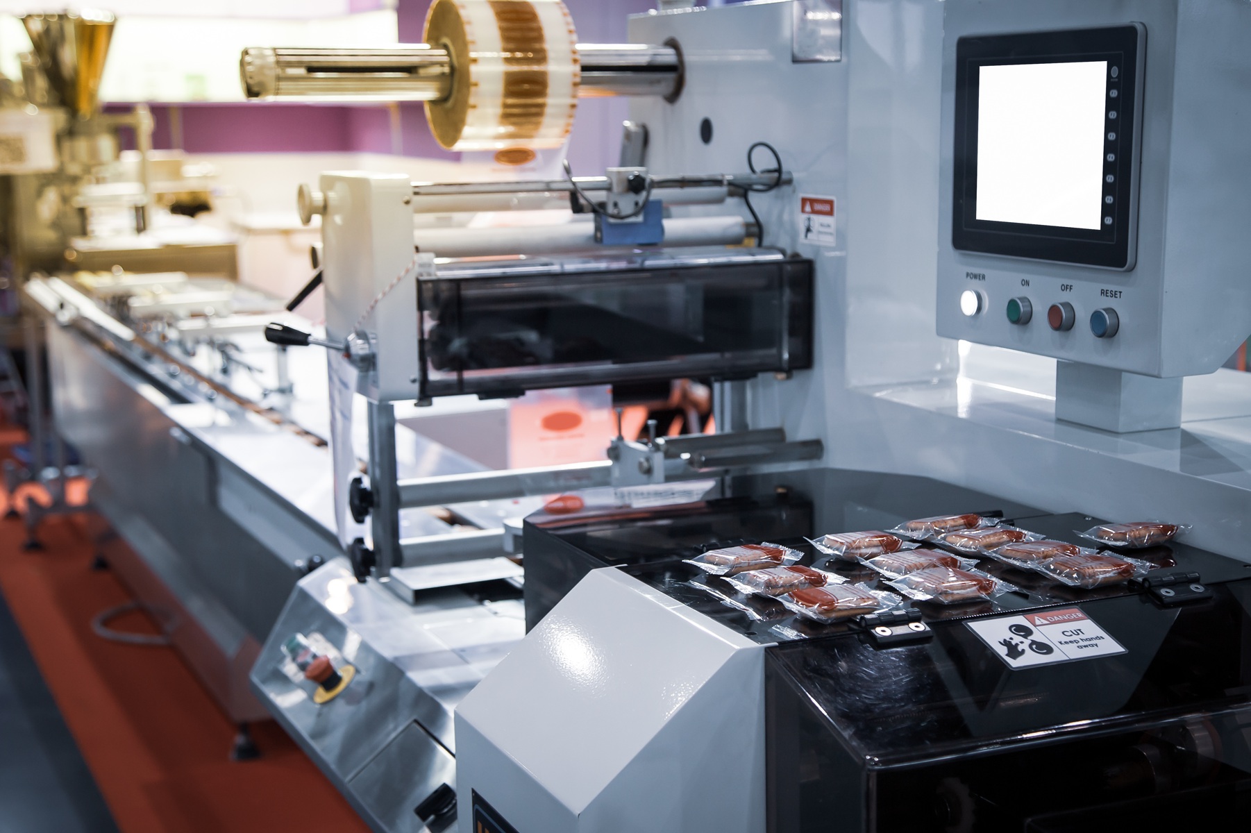 Pakowanie jednostkowe pojedynczych sztuk w opakowania typu flow na linii produkcyjnej na szeroką skalę.