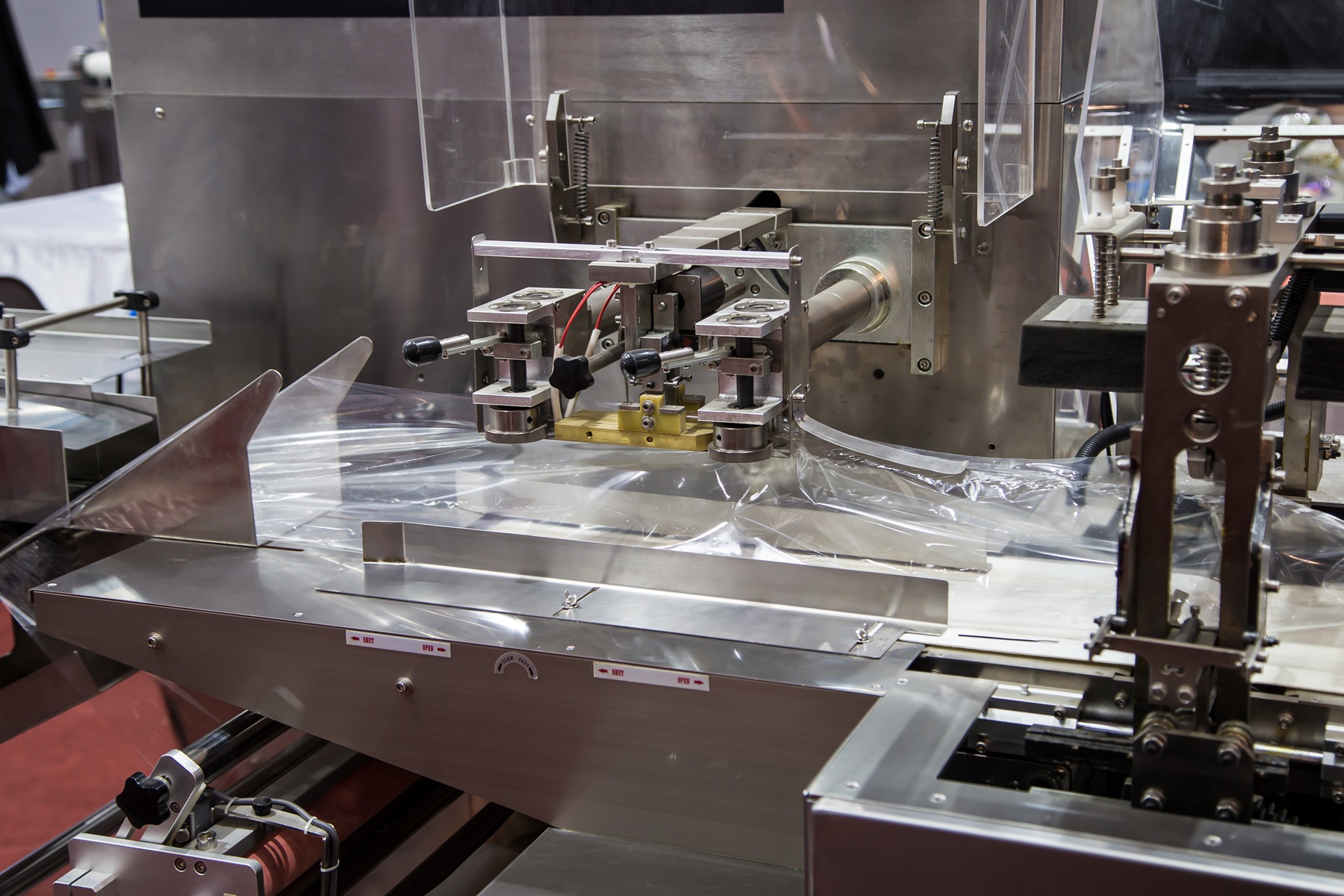 Proces pakowania w systemie flow pack – następnie folia formowana w rękaw i zgrzewanie tworzą szczelne opakowanie produktu.