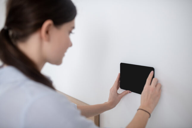 ZigBee vs WiFi w inteligentnym domu - które rozwiązanie wybrać w 2026?