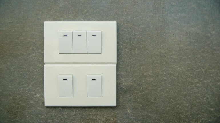 Jak smart switch pobiera zasilanie